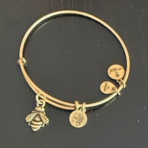 🐝Gold Charm Bracelet